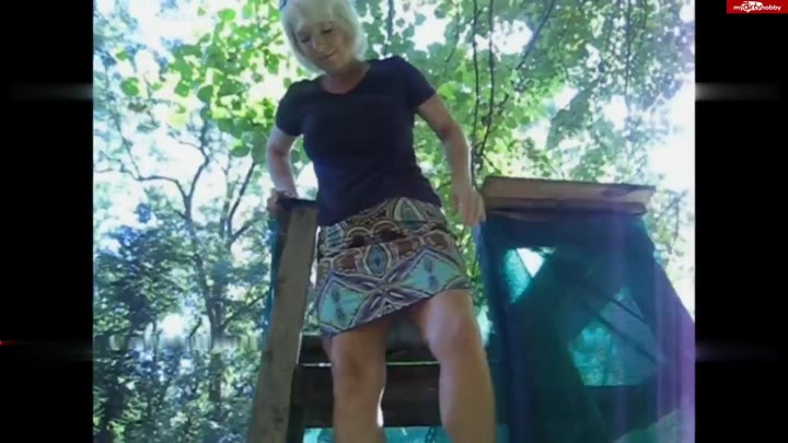 Zoey-Jolie – Breitbeinig vom Hochstand gepinkelt