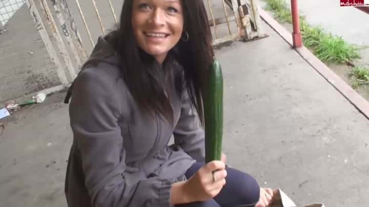 dirty-yamila – Tiefer und harter Gurkenfick