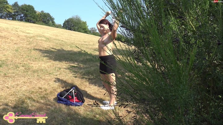 EmmaS3cret – Perverser Spanner filmt mich beim umziehen im Wald