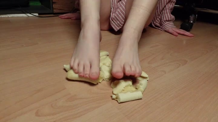 Emmi-Hill – WER LECKT MIR DIE FÜßE SAUBER