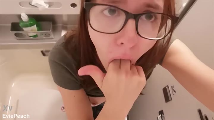 EvieDavis – Analspiele in der Toilette eines Flugzeugs