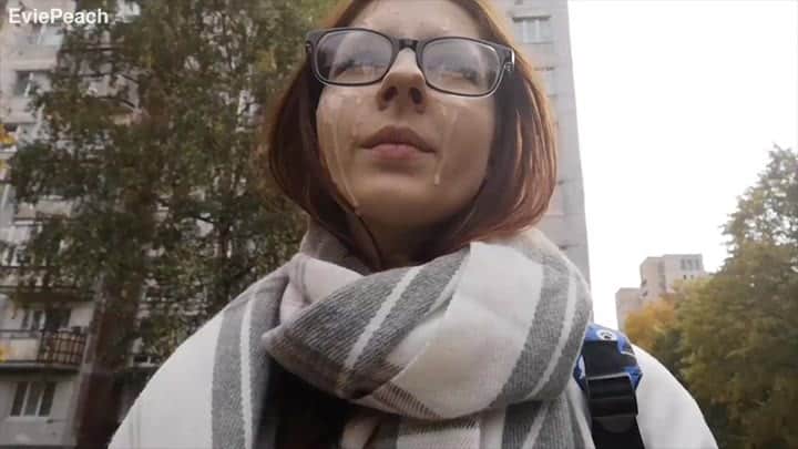 EvieDavis – Mit Sperma im Gesicht laufen