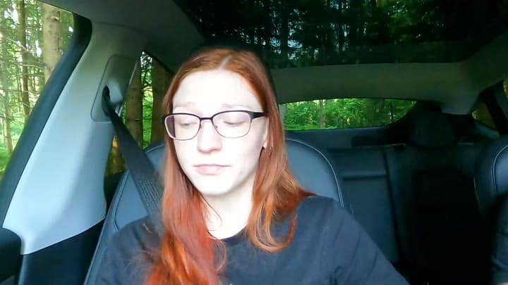 FinaF0xy – Auf ekligen Autohändler reingefallen – Spontan gefickt