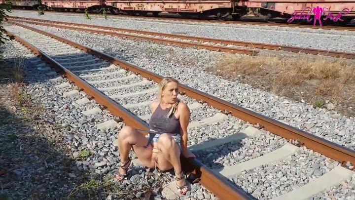 JuliaP!nk – Am Bahnhof gepisst und 2 weitere Piss-szenen