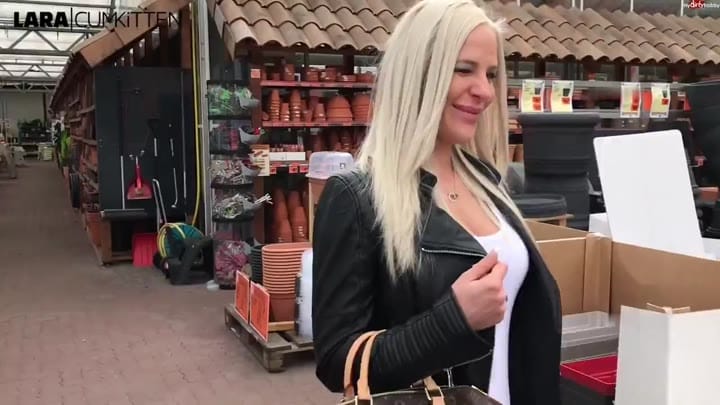 Lara-CumKitten – Public PISS im Baumarkt – Wer kauft den veredelten Blumentopf