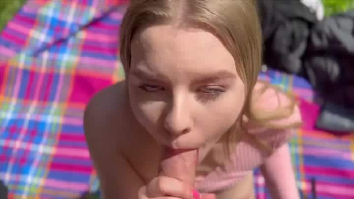 LaraBlond – Outdoor Blowjob endet mit Facial