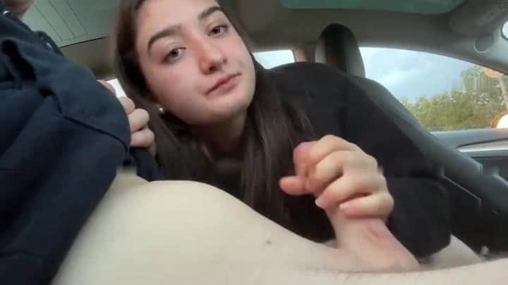 LeahSnuSnu – Ich halte es nicht mehr aus – Er fährt rechts ran um mich im Auto zu ficken