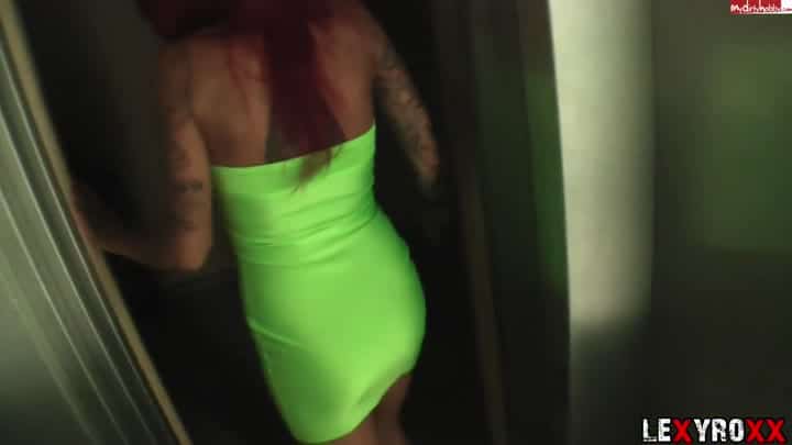 LexyR0xx – Besoffene Discoschlampe ungeschuetzt in den Arsch gefickt