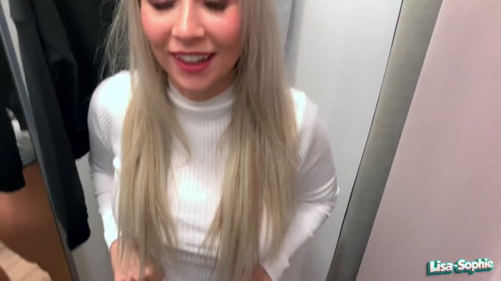 Lisa_S0phie – Mitten im Geschaeft und keiner hat es mitbekommen