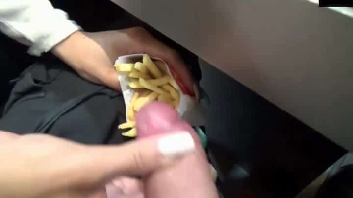 Mira-Gr3y – Im Restaurant abgespritzt