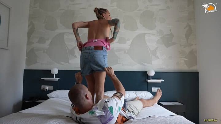 Owiaks – Amateur-paar trifft sich zum ersten sex und dirtytalk-session im hotelzimmer