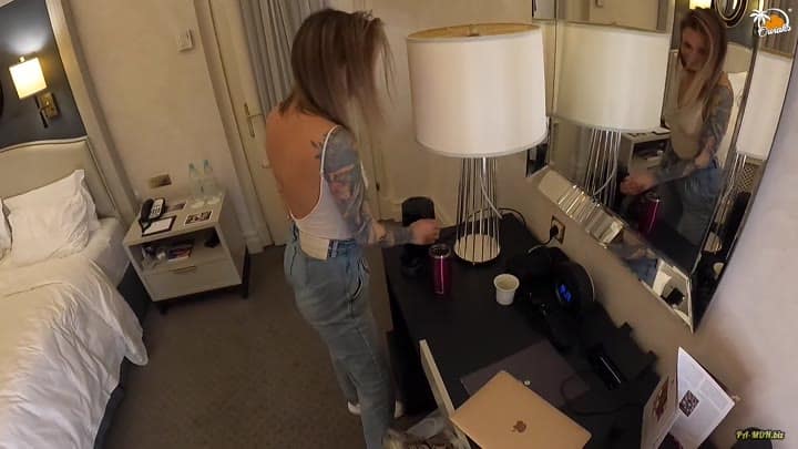 Owiaks – POV – Fickende blonde yogalehrerin im hotelzimmer