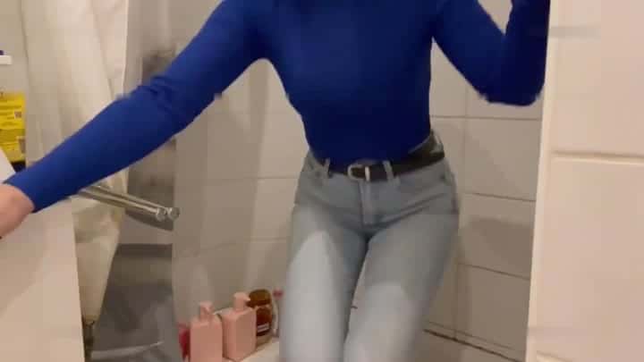 Roxi_black – Einfach in die Dusche gepisst (NS Video)