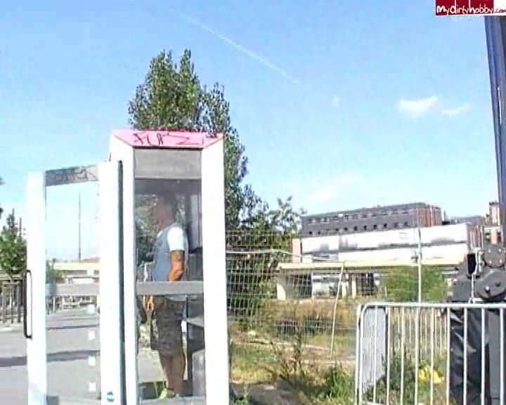 Sarah-Leony – Blasen in der Telefonzelle am Alexanderufer