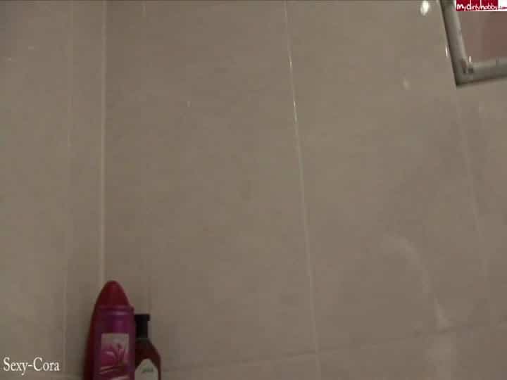 sexy-c0ra – Ich pinkel in deinen Mund