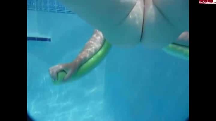 sister24 – Unter Wasser nackt im Pool