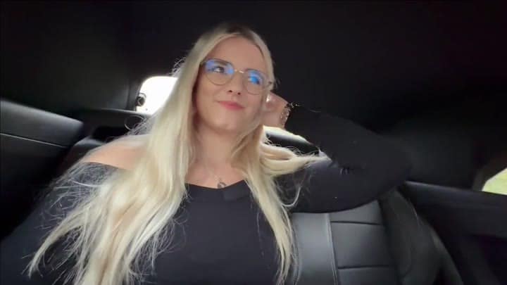 AnnaTravels – Fahrer erwischt mich – Heimlich meine Pussy im Auto berührt