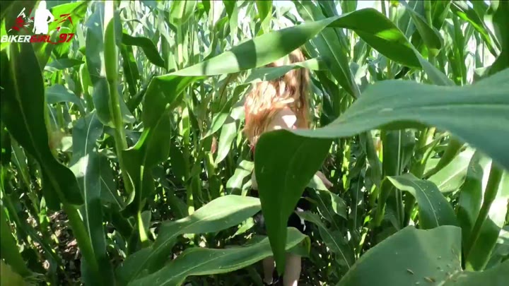 Bikergirl_97 – Billige Teen Schlampe holt sich Fick und Facial im Maisfeld