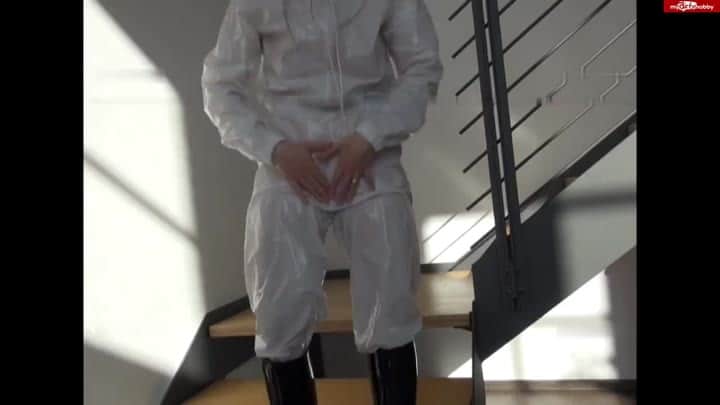 DeutscheHausfrau – Frühjahrs – PISS – angezogen