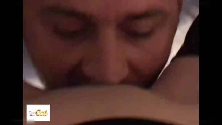 Izzy_Cat – Er erwischt mich ohne Hößchen vor dem Kino und spritzt mich voll