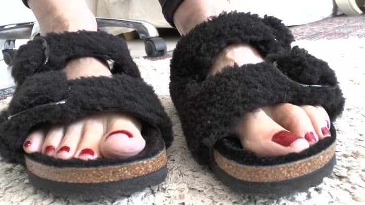 Lady_Victoria_Valente – Zehenfetisch – Zehen wackeln, schwarze pelzlupen teil 11