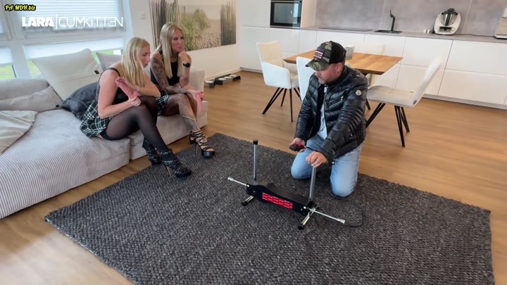 Lara-CumKitten – Krasser Double Orgasmus – FICKMASCHINE sprengt unsere Fotzen