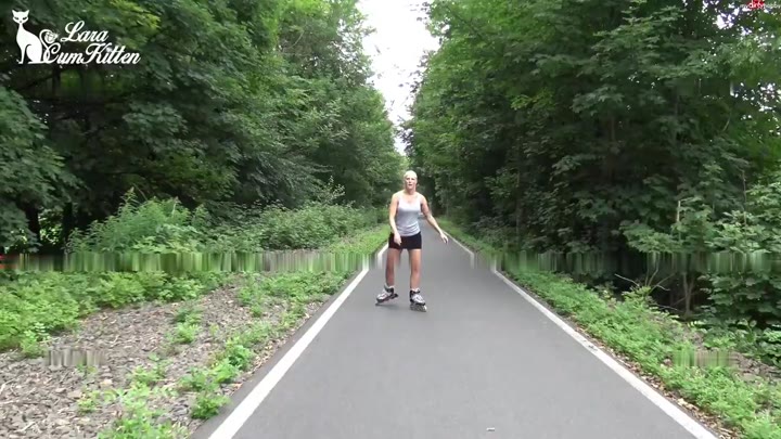 Lara-CumKitten – Mitten auf dem radweg – PUBLIC PISS beim Inline Skaten