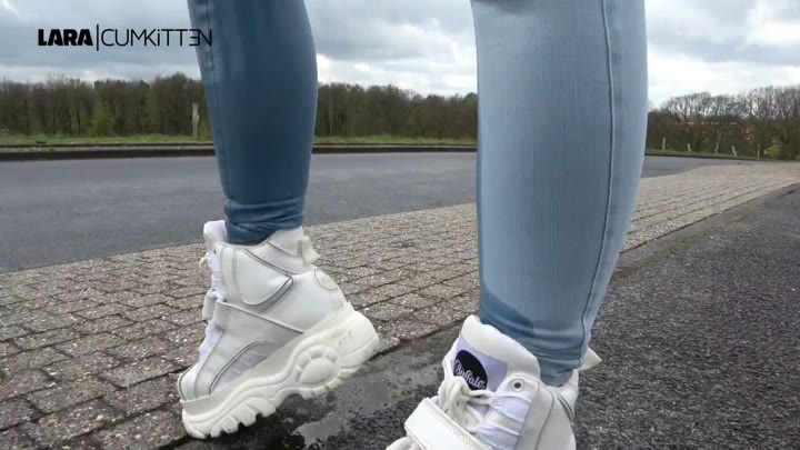 Lara-CumK!tten – Freche Jeans Schlampen Public eingepisst