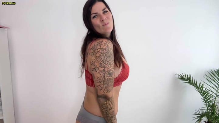 Lina_Luxe – Ich bin so aufgeregt – Ich zeige mich zum 1x in Unterwäsche