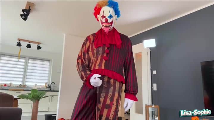 Lisa_S0phie – Die Halloween Party Schlampe – Vom Clown benutzt und vollgespritzt