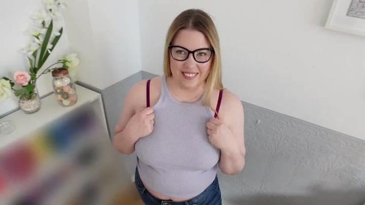 Mascha_Mangold – Ich zeige mich das 1. Mal im BH – Mini Strip Show