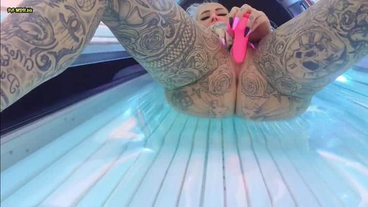 MilaEla!ne – Ich besorgs mir geil im Solarium