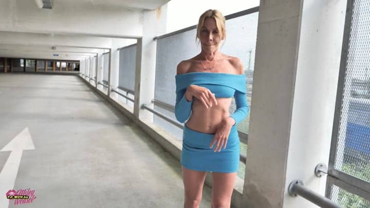 Miley-W3asel – Einfach mal nackig im Parkhaus…