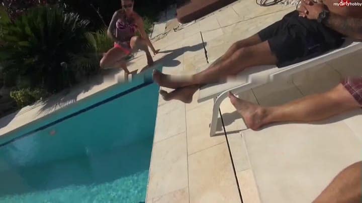 SarahDaniels – Public – Voll in den Hotelpool gepisst