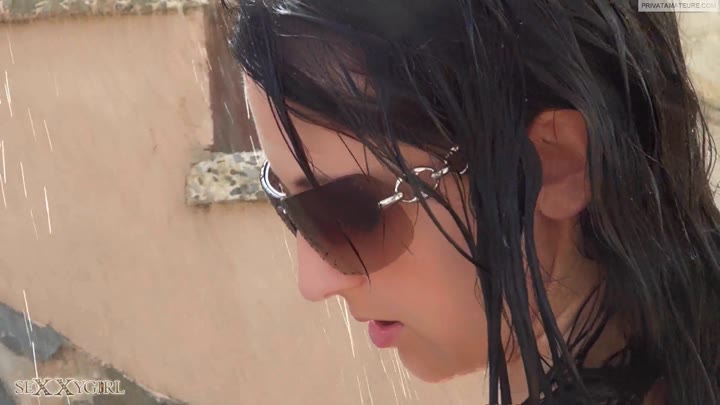 seXXyg!rl – Strip unter der Outdoor-Dusche