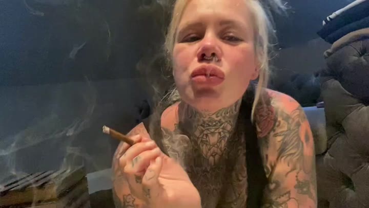 SteffiBlond – Smoking ASI FOTZEN BITCH I ich qualm die ganze asi hütte voll