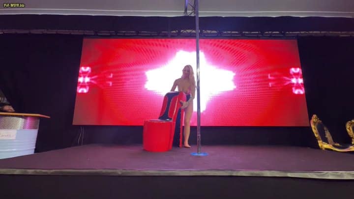 TamyTigerr – Notgeile Amateur milf reitet Dildo vor hunderten zuschauen auf der Venus