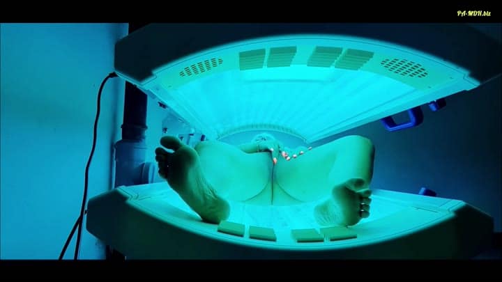 Tatjana-Young – Wichsgeil beim Bräunen