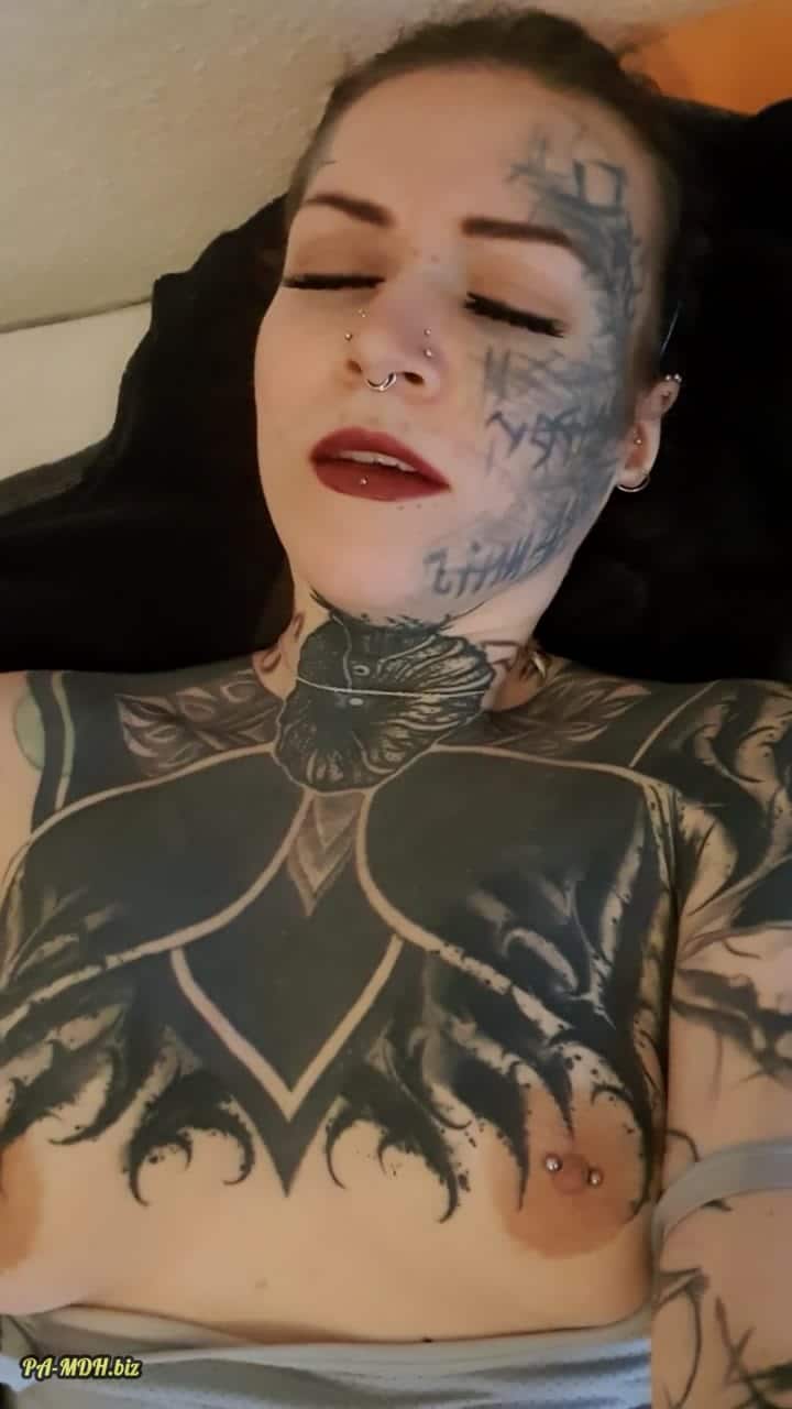 Balea_Scarleg – Gesicht des Orgasmus mit Lippenstift auf