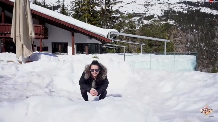 Jenny_Stella – Frech und Süß – Public Pipi im Schatten der Zugspitze