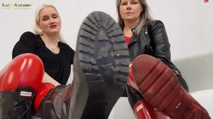 LadyKarame – Lecksklave darf die Hunter Gummistiefel von zwei Herrinnen sauber lecken (POV)