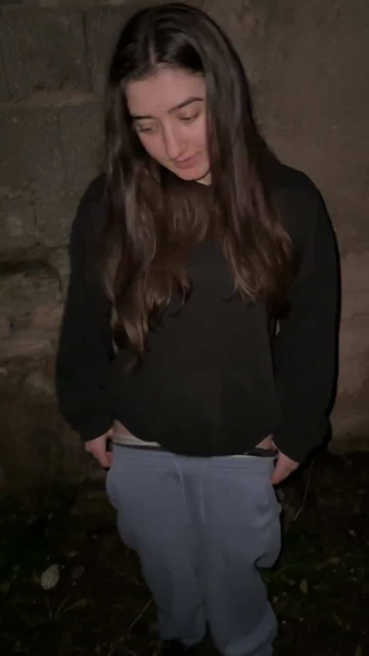 LeahSnuSnu – Bad besetzt – Ich pisse in den Hinterhof