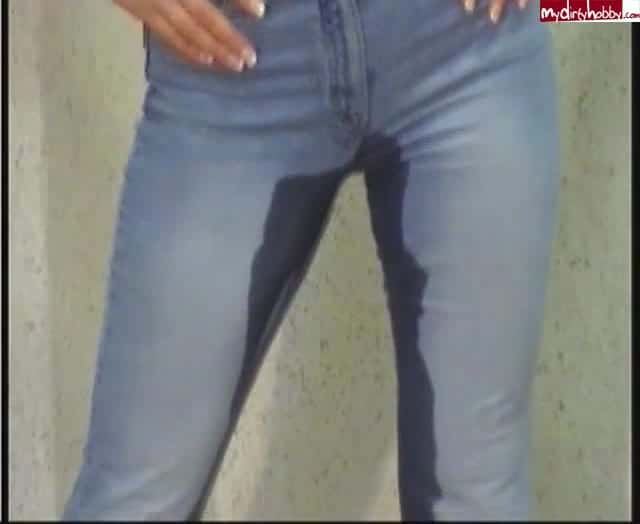 MasoSklavinnen – In die Jeans gepisst im Ordnungsamt