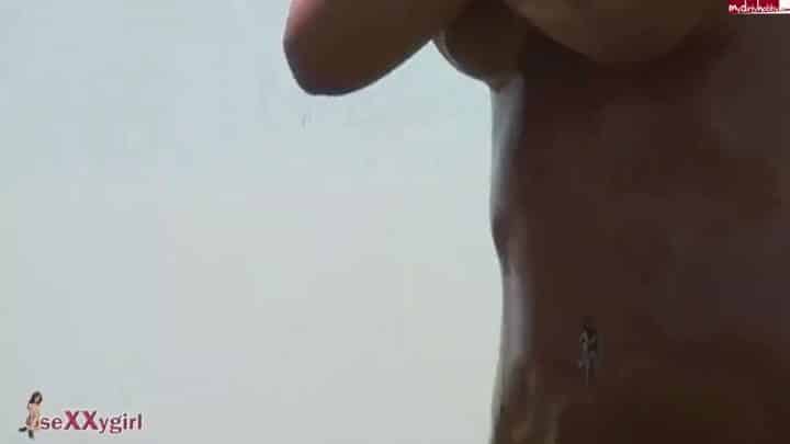 seXXygirl – Öl-Bad im Freien