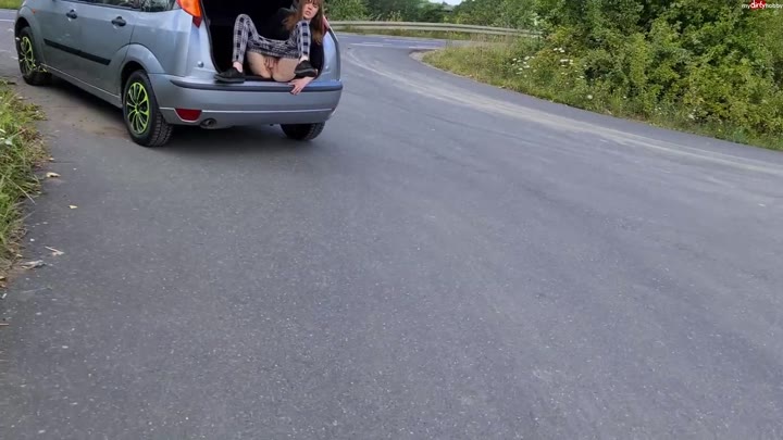 Anne-Eden – OMG – Public SQUIRT im Kofferraum