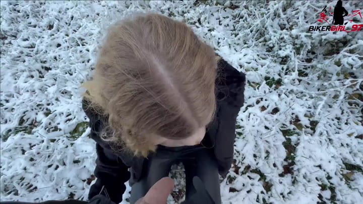 Bikergirl_97 – Facial in die Fresse im Winterwunderland