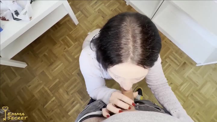 EmmaSecret – Wärst du auch so dreist – Umzugshelfer fickt, um zu helfen