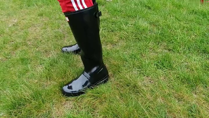 LadyKarame – Gummistiefel am See