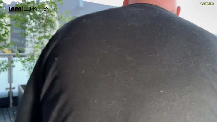 Lara-CumKitten – Egon beim rauchen ERWISCHT – Jetzt bekommt er meine volle NATURSEKT FLUT