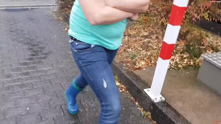 Luna-Light – Jeans und Gummistiefel Public Pee